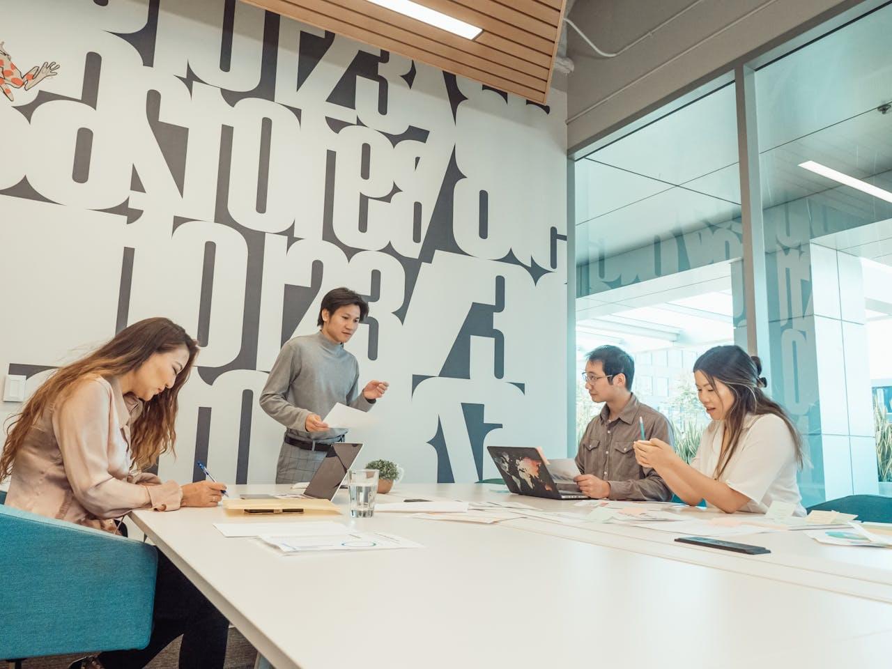 Обсуждение рабочих вопросов в офисе